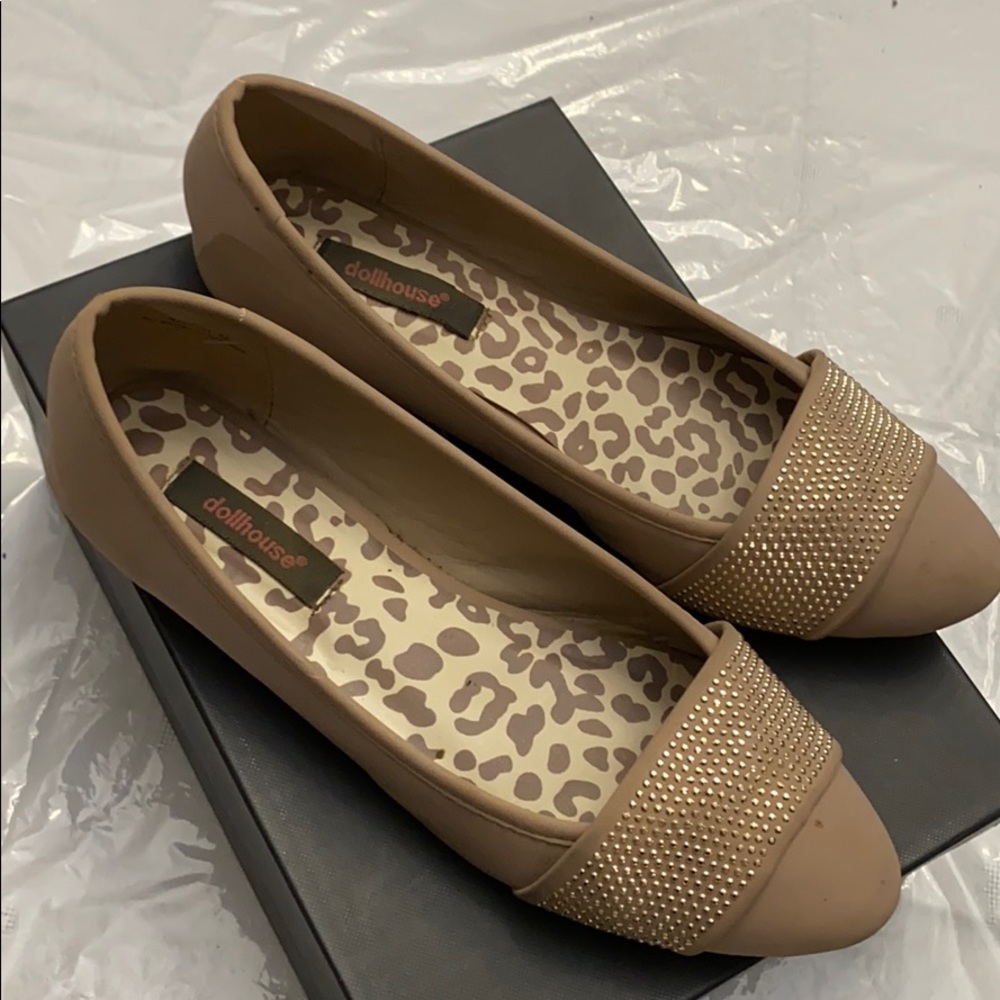 Tan flats with light design